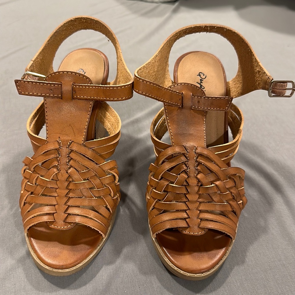 Wedge tan